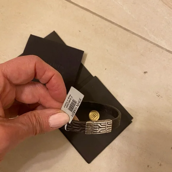 JOHN HARDY LEATHER STATION
BRACELET - Picture 8 of 10